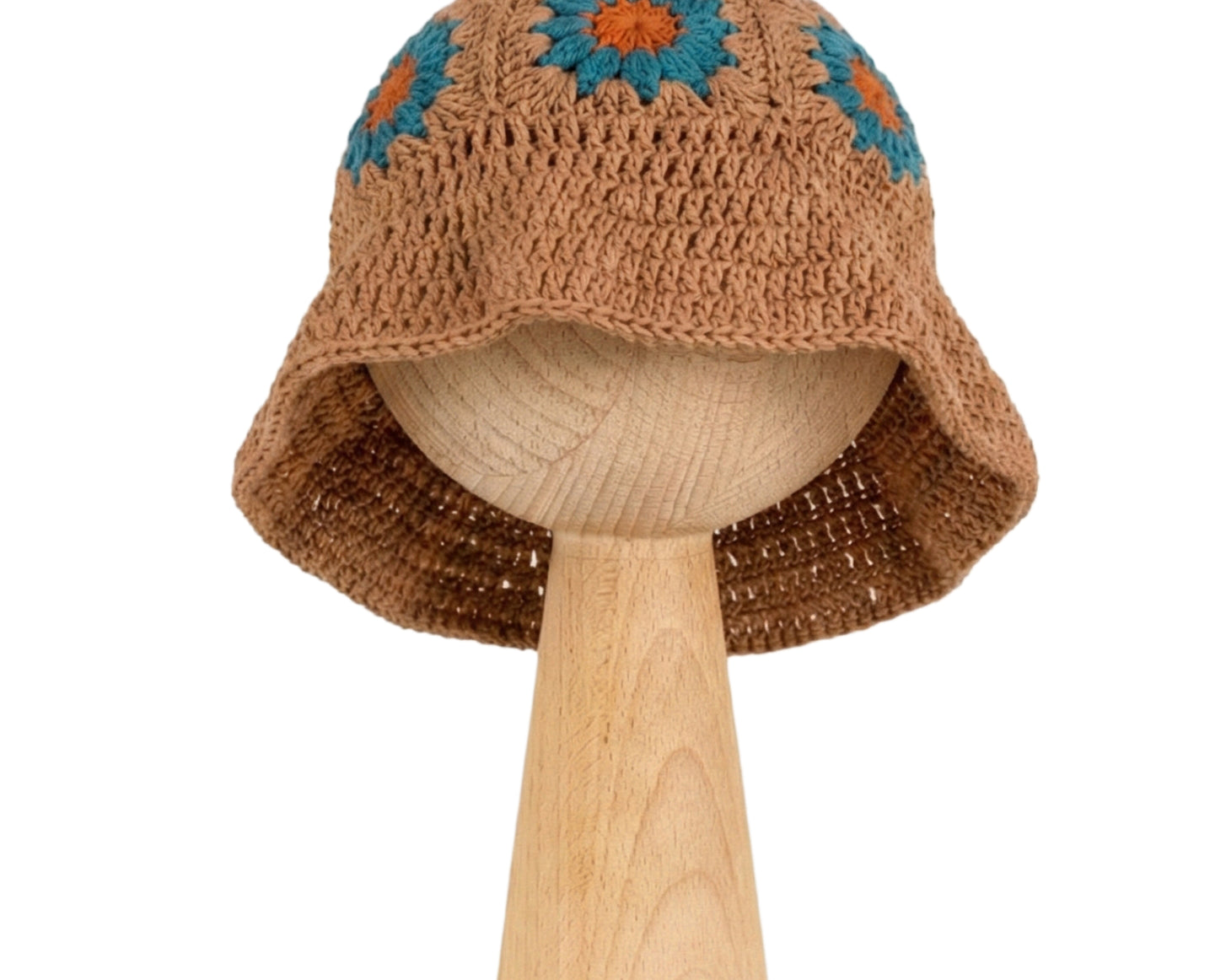 Kapelusz Daisy Boho Earth & Teal – brązowy szydełkowy kapelusz dziecięcy z turkusowymi stokrotkami na drewnianej podstawce | Hand-crocheted caramel brown baby sun hat with teal and orange daisy flowers on wooden stand
