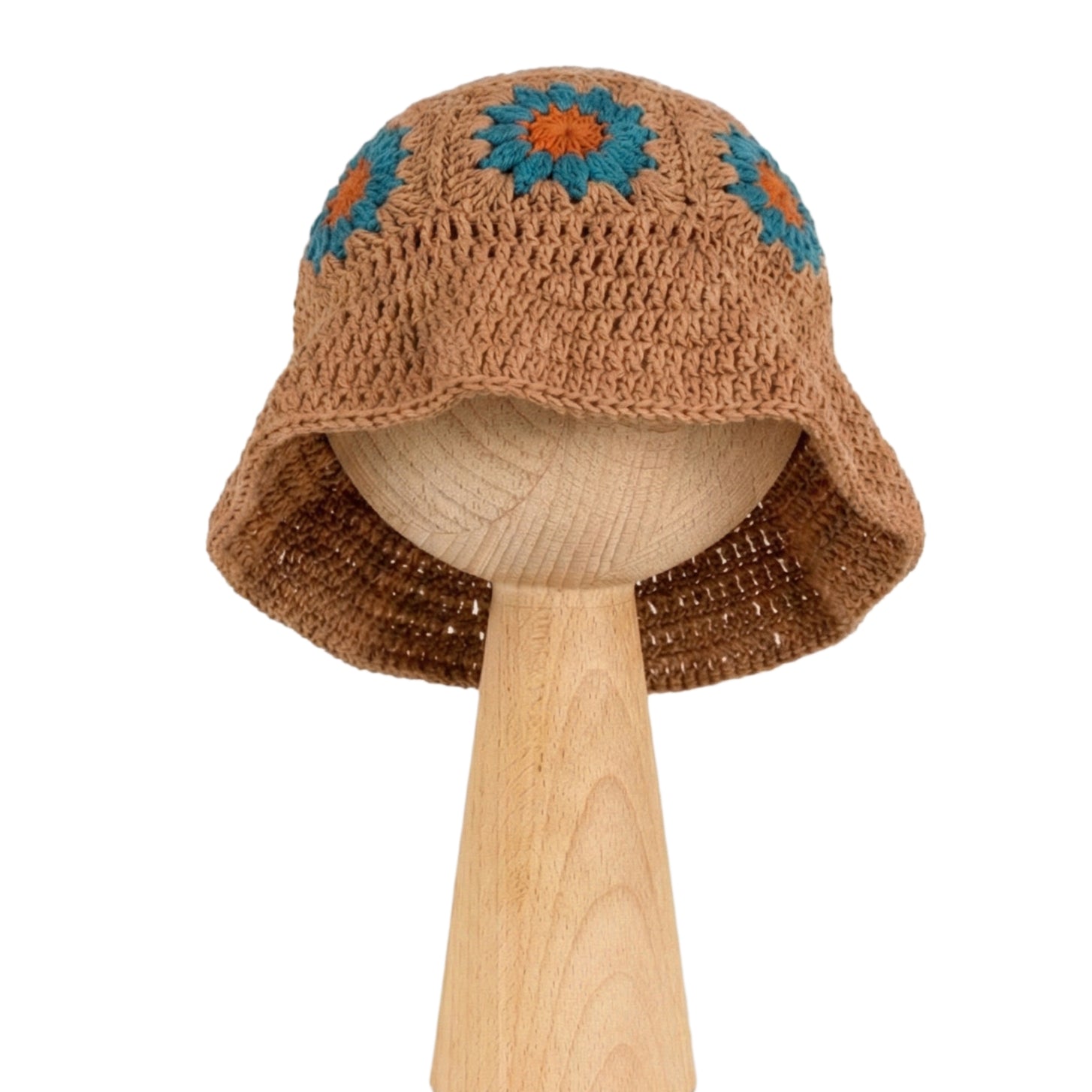 Kapelusz Daisy Boho Earth & Teal – brązowy szydełkowy kapelusz dziecięcy z turkusowymi stokrotkami na drewnianej podstawce | Hand-crocheted caramel brown baby sun hat with teal and orange daisy flowers on wooden stand
