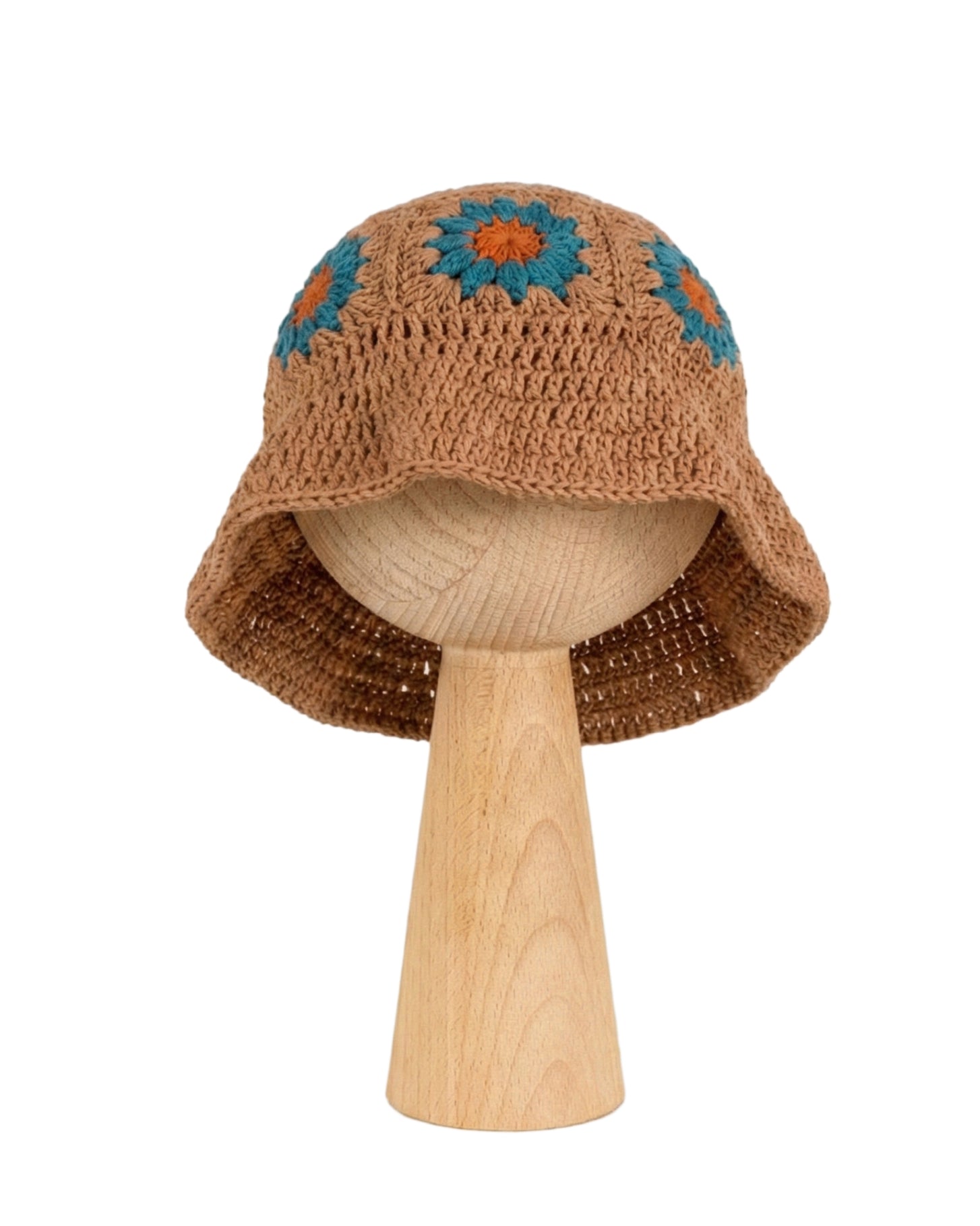 Kapelusz Daisy Boho Earth & Teal – brązowy szydełkowy kapelusz dziecięcy z turkusowymi stokrotkami na drewnianej podstawce | Hand-crocheted caramel brown baby sun hat with teal and orange daisy flowers on wooden stand
