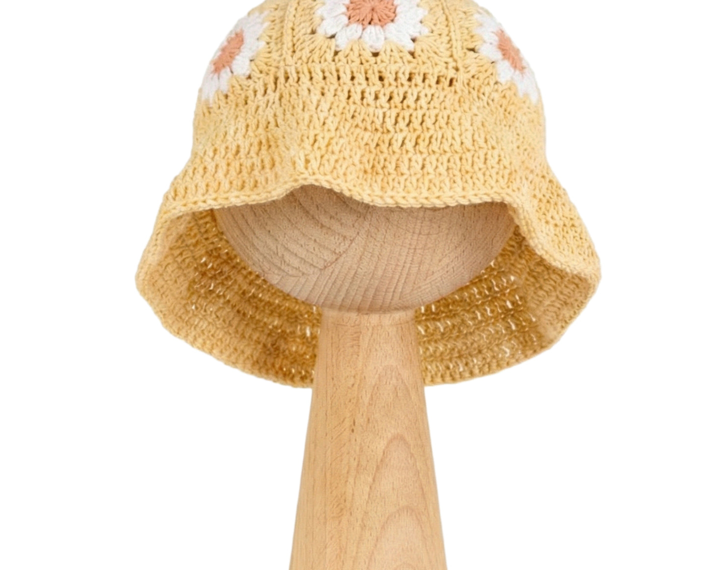 Kapelusz Daisy Buttercup Yellow – żółty szydełkowy kapelusz dziecięcy z białymi stokrotkami na drewnianej podstawce | Hand-crocheted yellow baby sun hat with white daisy flowers on a wooden stand