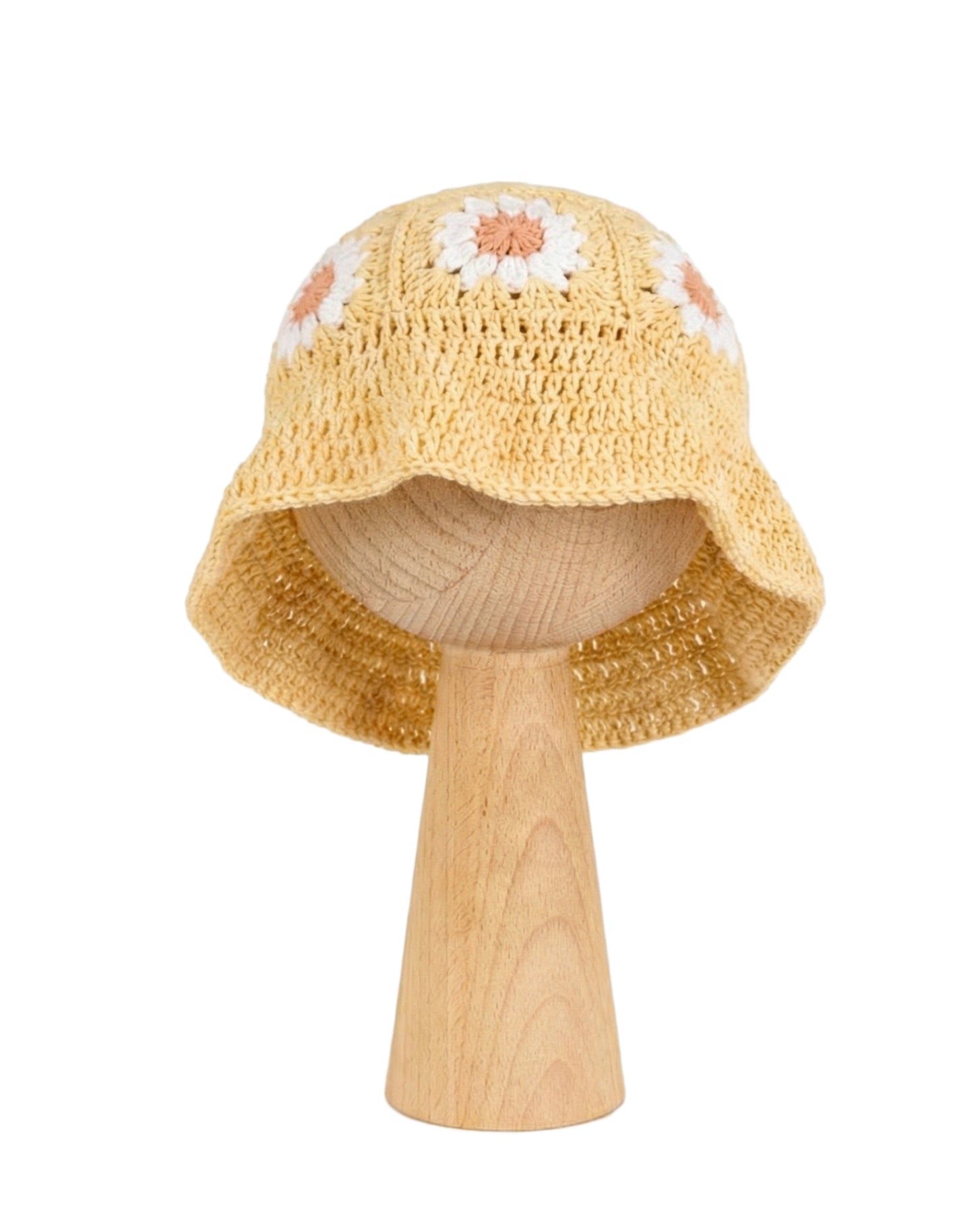 Kapelusz Daisy Buttercup Yellow – żółty szydełkowy kapelusz dziecięcy z białymi stokrotkami na drewnianej podstawce | Hand-crocheted yellow baby sun hat with white daisy flowers on a wooden stand