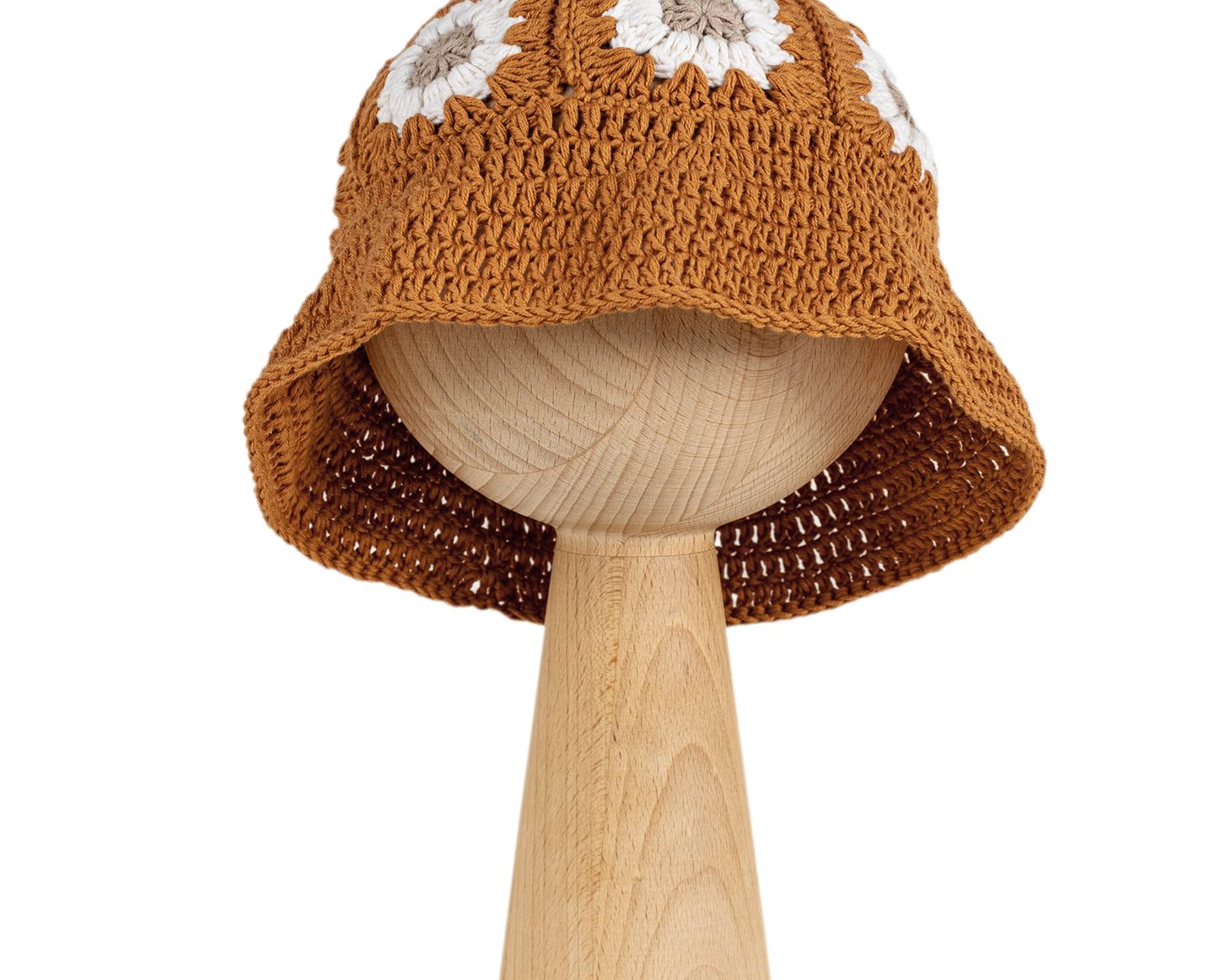 Kapelusz Daisy Honey Amber – bursztynowy szydełkowy kapelusz dziecięcy z białymi stokrotkami na drewnianej podstawce | Hand-crocheted honey amber baby sun hat with white and beige daisy flowers on a wooden stand
