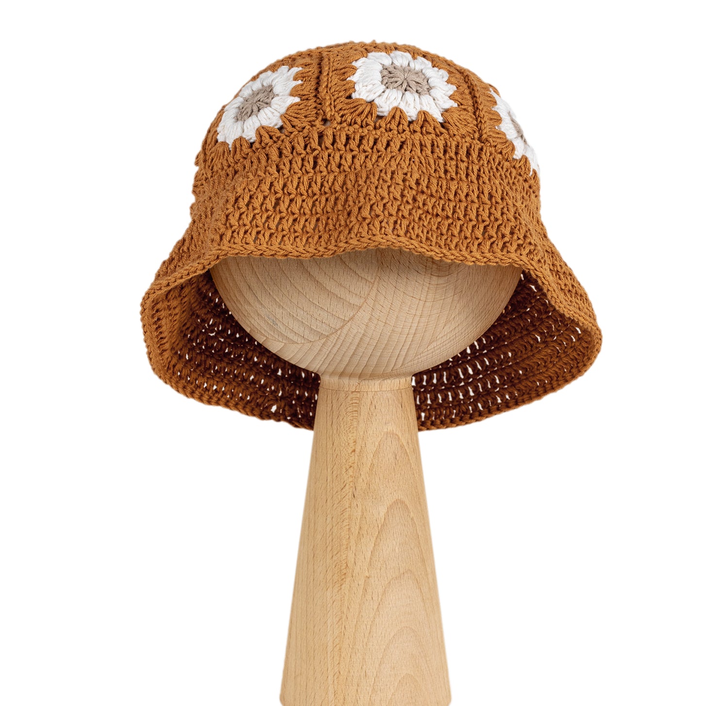 Kapelusz Daisy Honey Amber – bursztynowy szydełkowy kapelusz dziecięcy z białymi stokrotkami na drewnianej podstawce | Hand-crocheted honey amber baby sun hat with white and beige daisy flowers on a wooden stand
