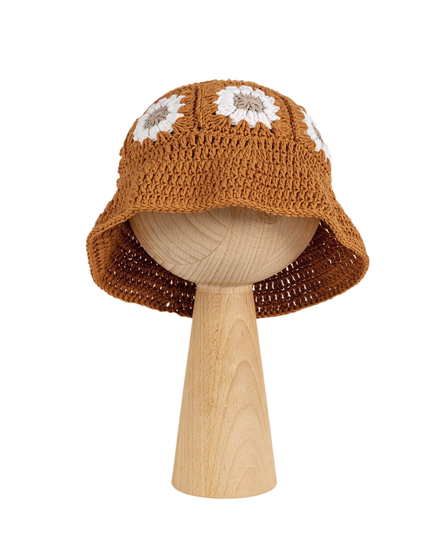 Kapelusz Daisy Honey Amber – bursztynowy szydełkowy kapelusz dziecięcy z białymi stokrotkami na drewnianej podstawce | Hand-crocheted honey amber baby sun hat with white and beige daisy flowers on a wooden stand
