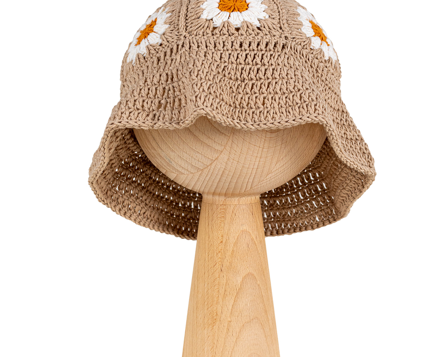 Kapelusz Daisy Sand Dune – beżowy szydełkowy kapelusz dziecięcy z białymi stokrotkami na drewnianej podstawce | Hand-crocheted beige baby sun hat with white daisy flowers on a wooden stand