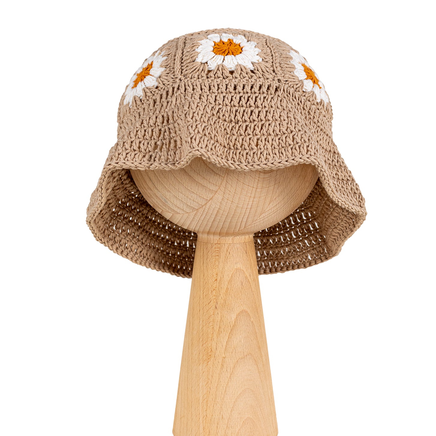 Kapelusz Daisy Sand Dune – beżowy szydełkowy kapelusz dziecięcy z białymi stokrotkami na drewnianej podstawce | Hand-crocheted beige baby sun hat with white daisy flowers on a wooden stand