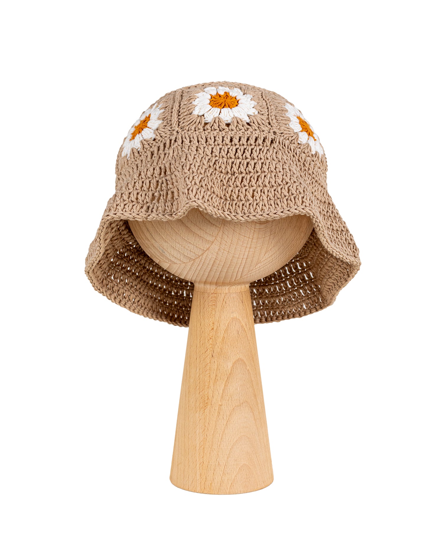 Kapelusz Daisy Sand Dune – beżowy szydełkowy kapelusz dziecięcy z białymi stokrotkami na drewnianej podstawce | Hand-crocheted beige baby sun hat with white daisy flowers on a wooden stand