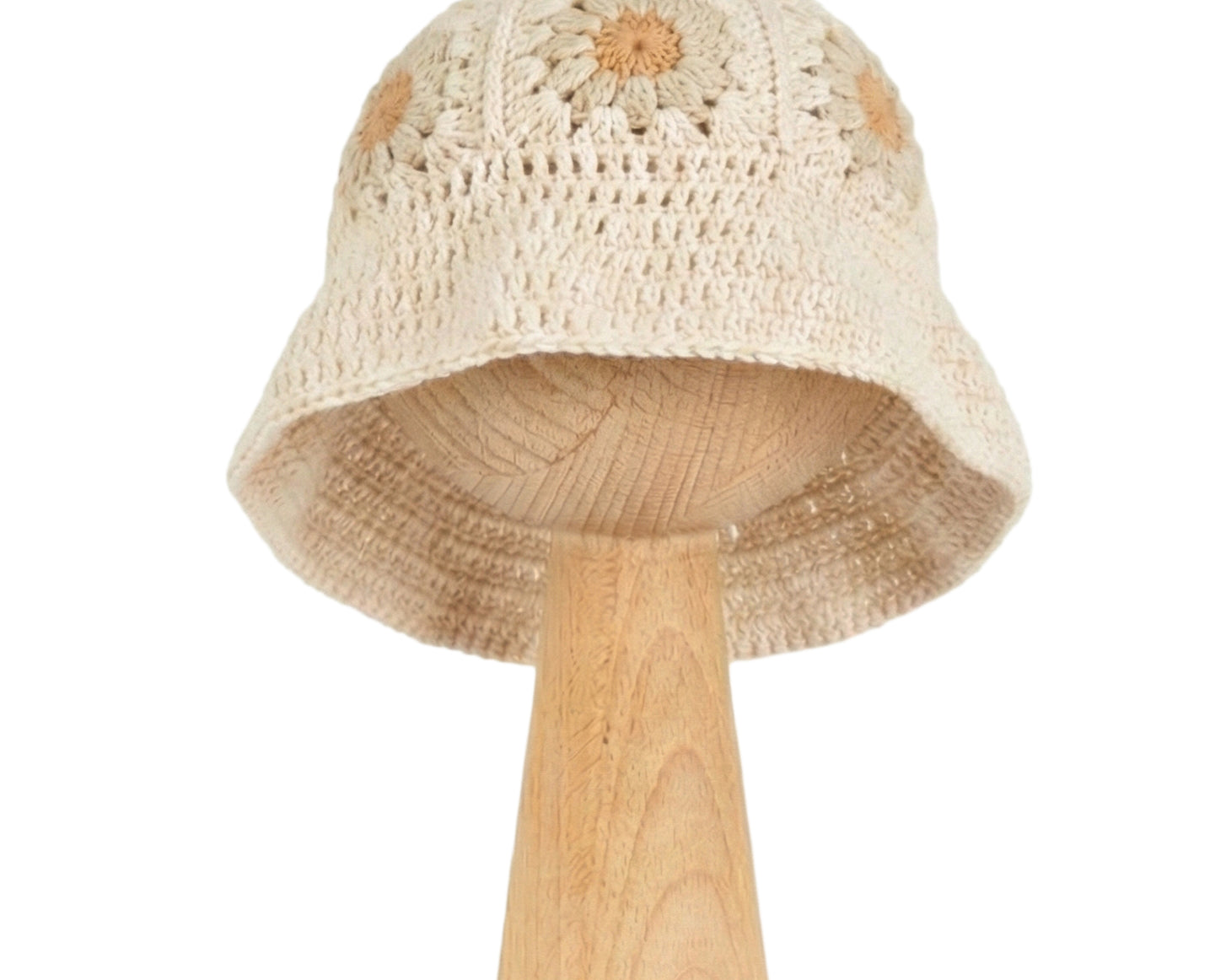 Kapelusz Daisy Vanilla Cream – szydełkowy kremowy kapelusz dziecięcy na drewnianej podstawce | Hand-crocheted cream baby sun hat with beige daisy flowers on a wooden stand