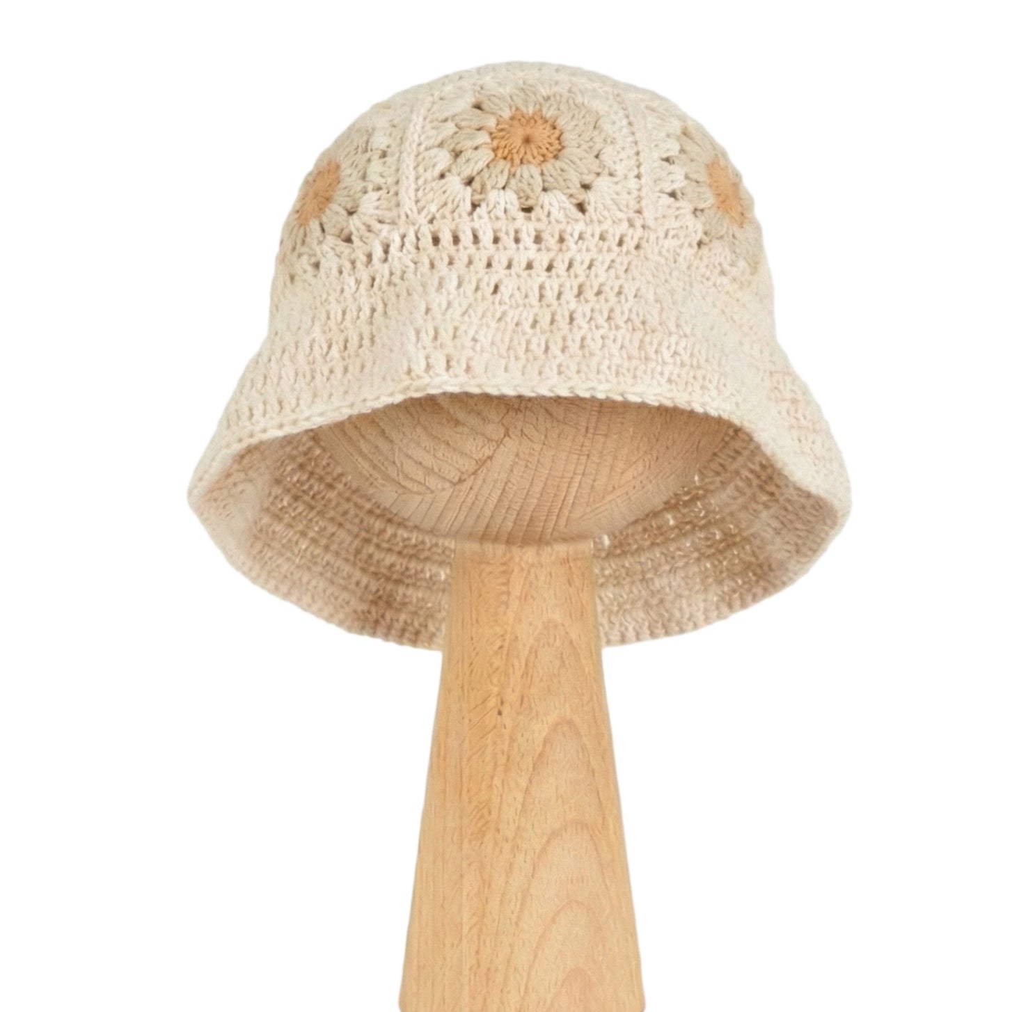 Kapelusz Daisy Vanilla Cream – szydełkowy kremowy kapelusz dziecięcy na drewnianej podstawce | Hand-crocheted cream baby sun hat with beige daisy flowers on a wooden stand