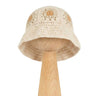 Kapelusz Daisy Vanilla Cream – szydełkowy kremowy kapelusz dziecięcy na drewnianej podstawce | Hand-crocheted cream baby sun hat with beige daisy flowers on a wooden stand