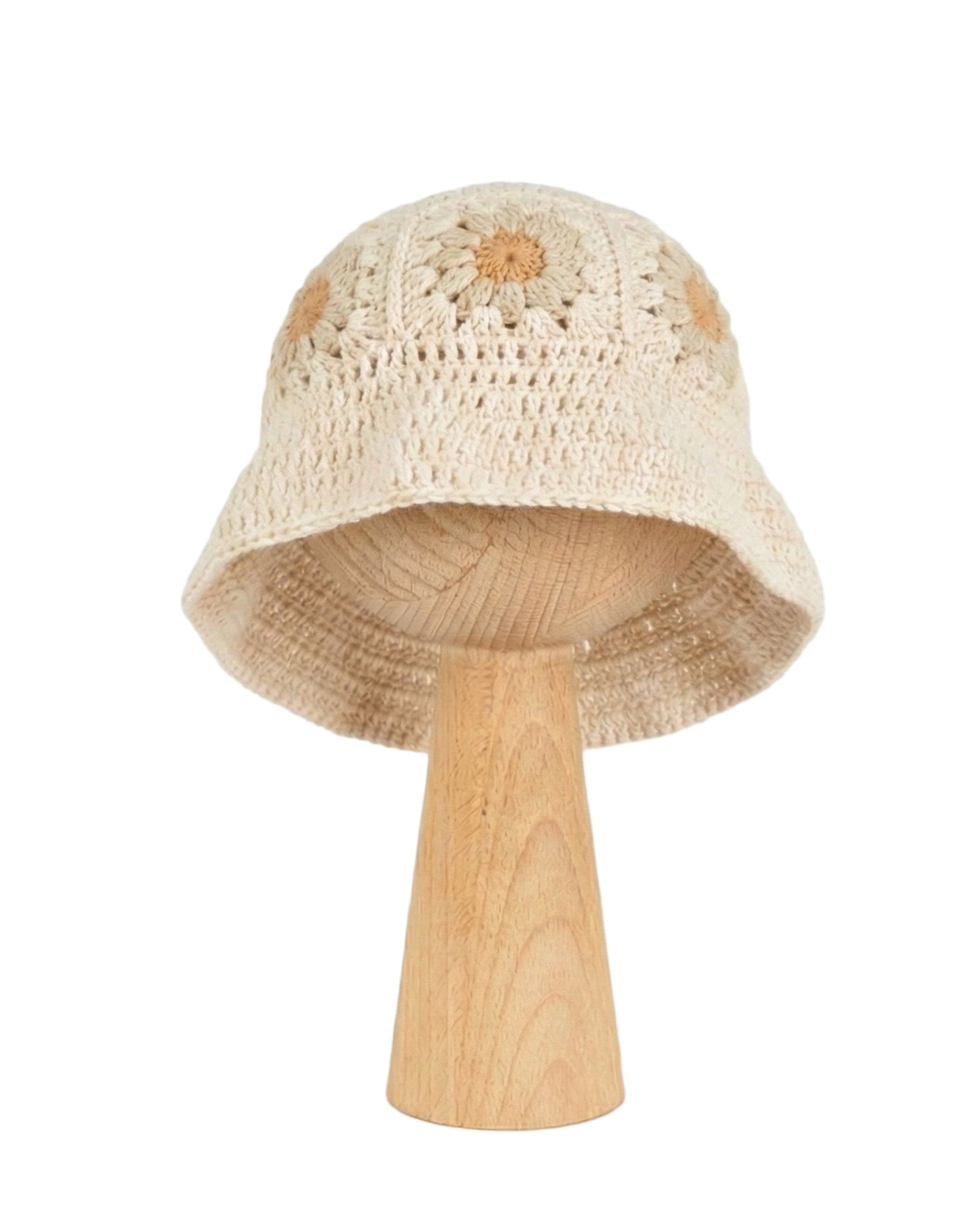 Kapelusz Daisy Vanilla Cream – szydełkowy kremowy kapelusz dziecięcy na drewnianej podstawce | Hand-crocheted cream baby sun hat with beige daisy flowers on a wooden stand