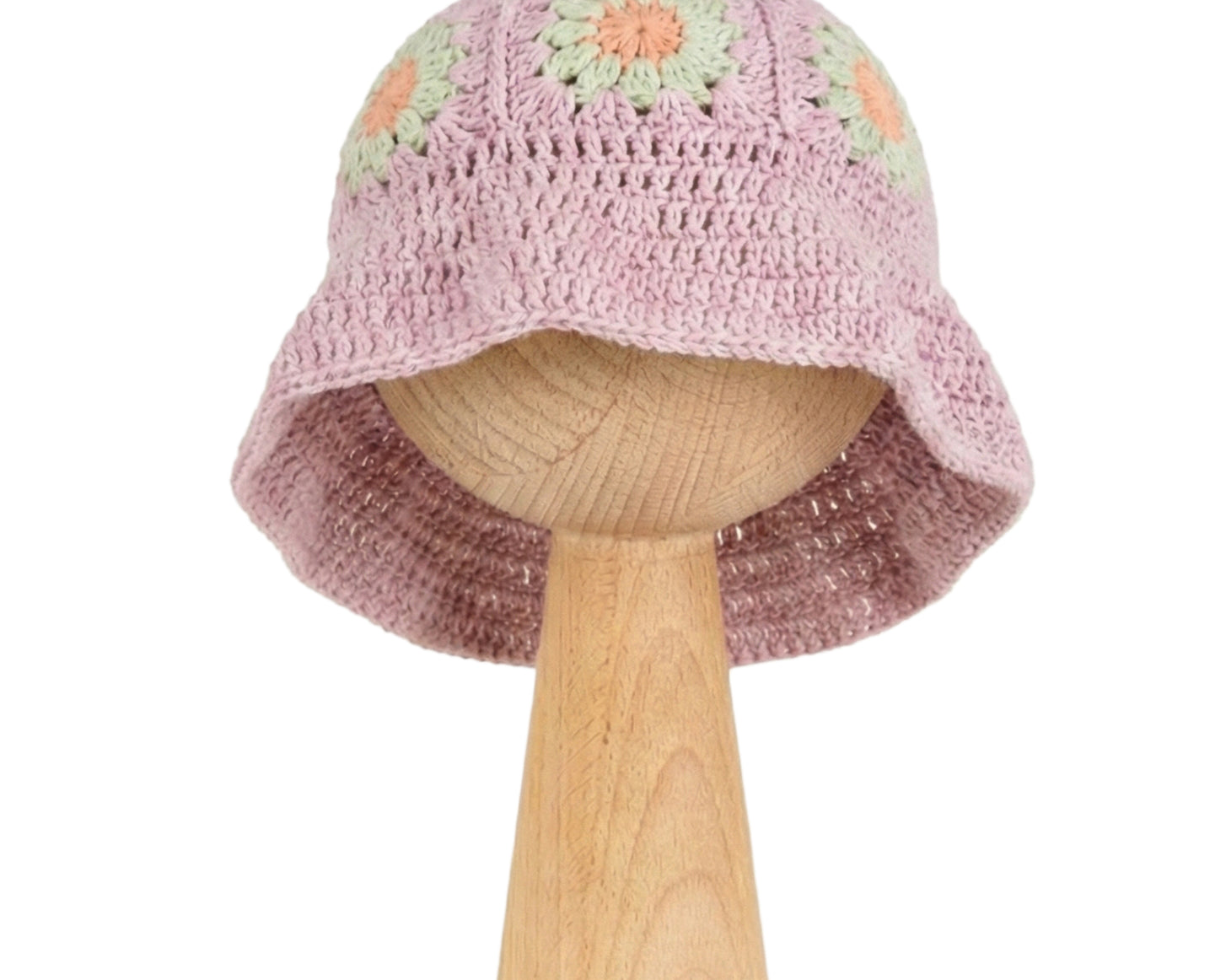 Kapelusz Daisy Wild Berry Sorbet – pastelowo-fioletowy szydełkowy kapelusz dziecięcy z wzorami stokrotek na drewnianej podstawce | Hand-crocheted pastel purple baby sun hat with mint and peach daisy flowers on a wooden stand