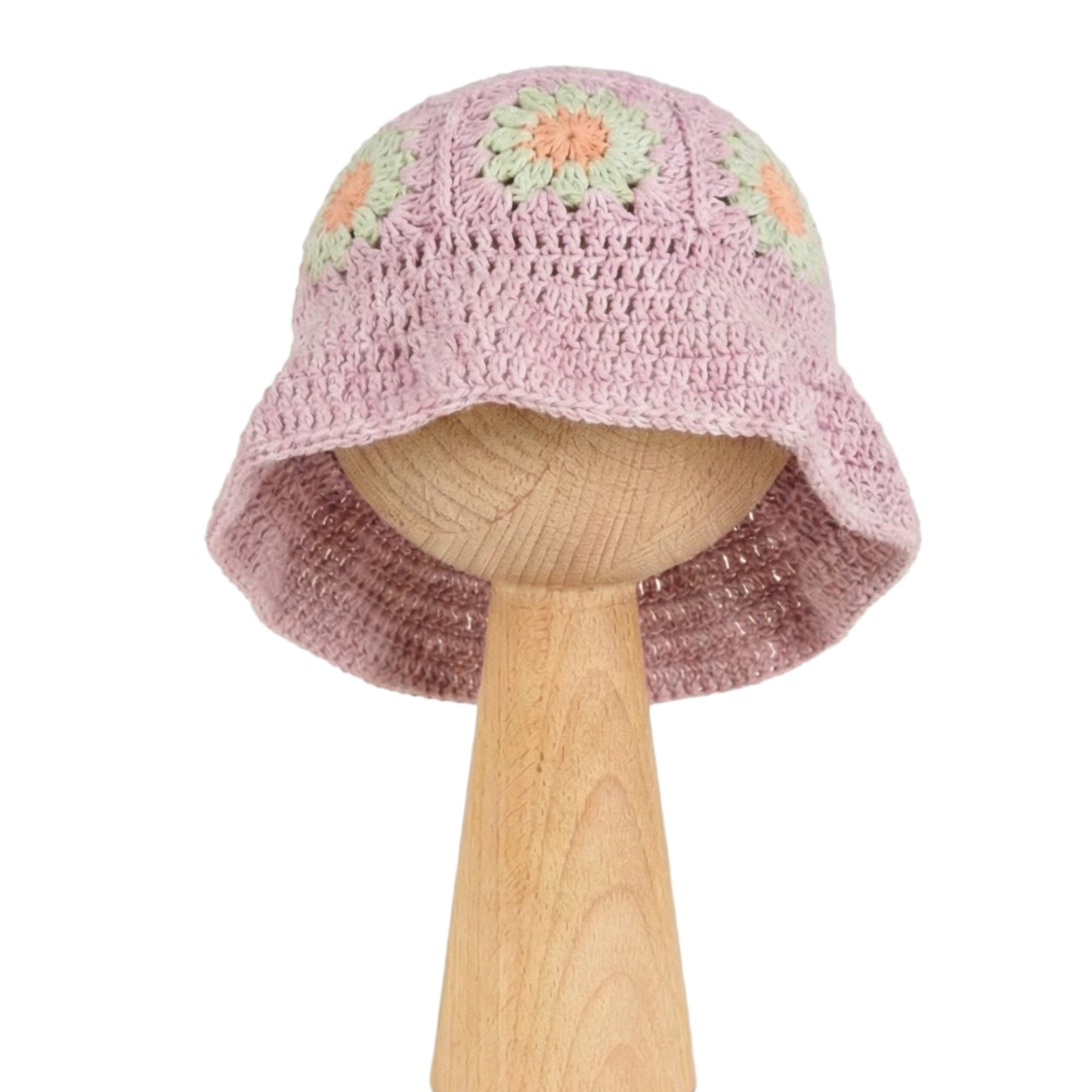 Kapelusz Daisy Wild Berry Sorbet – pastelowo-fioletowy szydełkowy kapelusz dziecięcy z wzorami stokrotek na drewnianej podstawce | Hand-crocheted pastel purple baby sun hat with mint and peach daisy flowers on a wooden stand