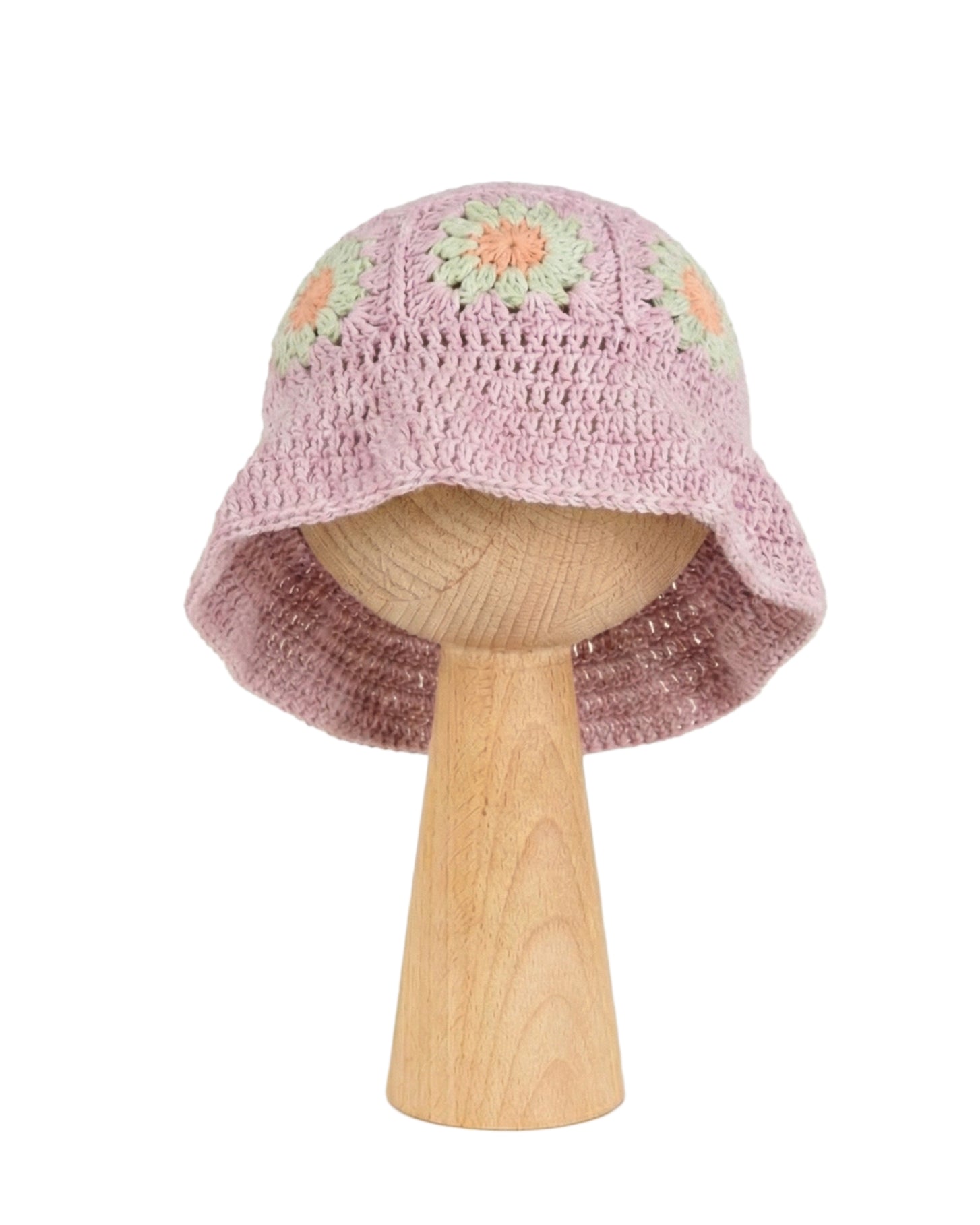 Kapelusz Daisy Wild Berry Sorbet – pastelowo-fioletowy szydełkowy kapelusz dziecięcy z wzorami stokrotek na drewnianej podstawce | Hand-crocheted pastel purple baby sun hat with mint and peach daisy flowers on a wooden stand
