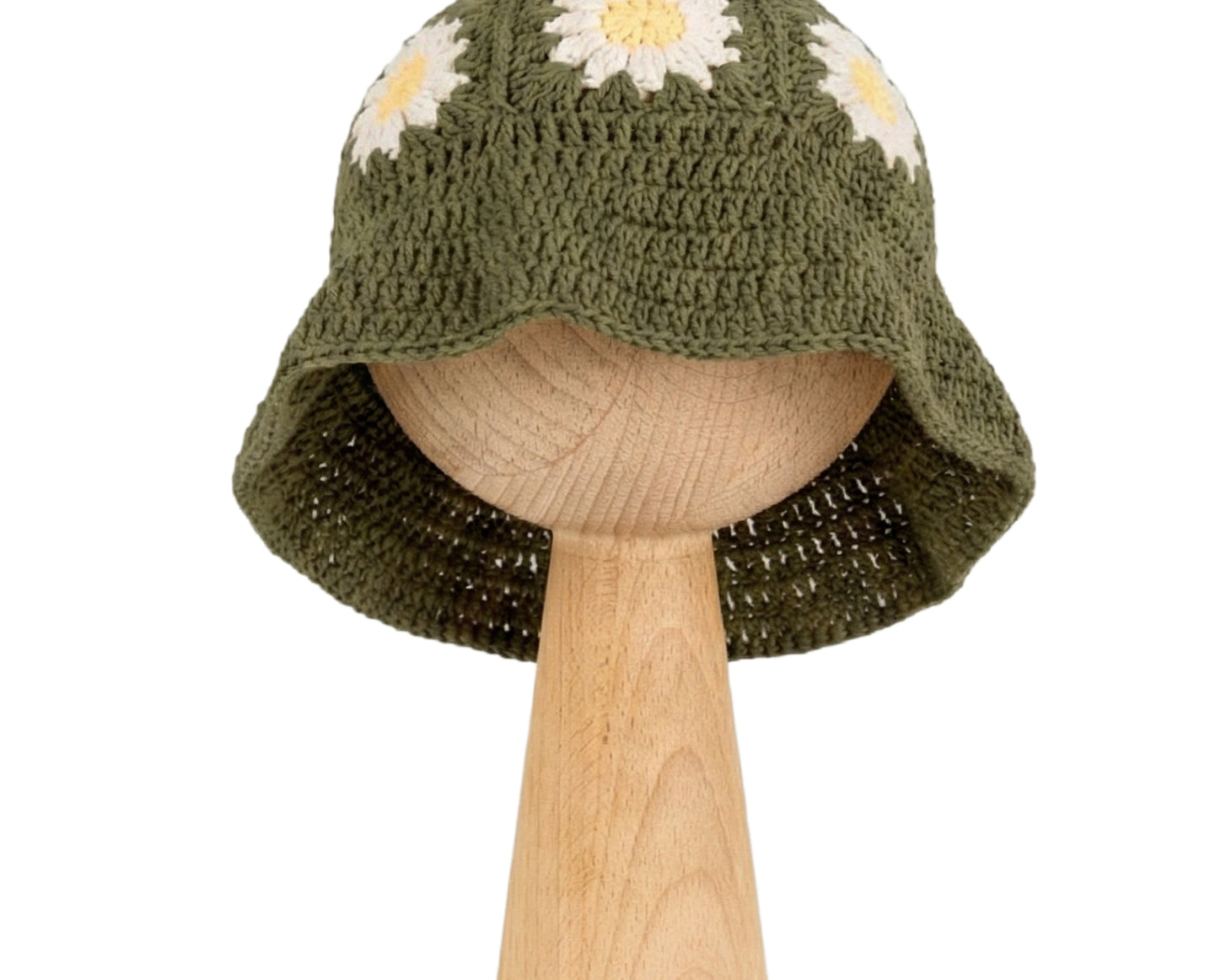 Ręcznie szydełkowany zielony kapelusz dziecięcy ze stokrotkami na drewnianej podstawce | Hand-crocheted earthy green baby sun hat with white and peach daisy flowers on a wooden stand