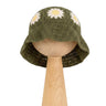 Ręcznie szydełkowany zielony kapelusz dziecięcy ze stokrotkami na drewnianej podstawce | Hand-crocheted earthy green baby sun hat with white and peach daisy flowers on a wooden stand